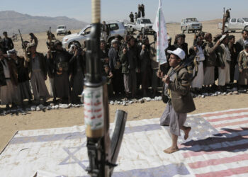 الولايات المتحدة وبريطانيا تشنان جولة جديدة من الضربات ضد مواقع الحوثيين في اليمن
