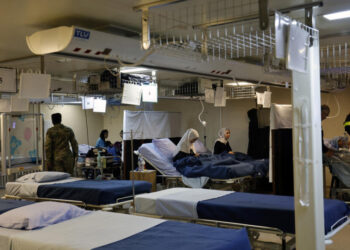سفينة حربية فرنسية تحولت إلى مستشفى ميداني لعلاج جرحى غزة قبالة السواحل المصرية