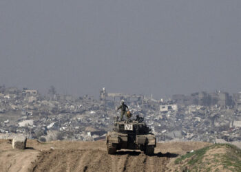 جنود إسرائيليون يطلون على قطاع غزة من دبابة، كما يظهر من جنوب إسرائيل، الجمعة، 19 يناير، 2024.