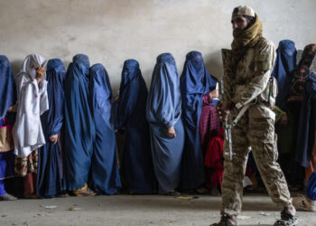 يقول تقرير للأمم المتحدة إن طالبان تقيد وصول النساء غير المتزوجات إلى العمل والسفر
