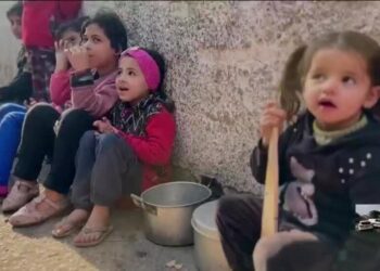 "لقد تعبنا من هذه الحياة": يواجه النازحون الفلسطينيون في غزة المرض والجوع