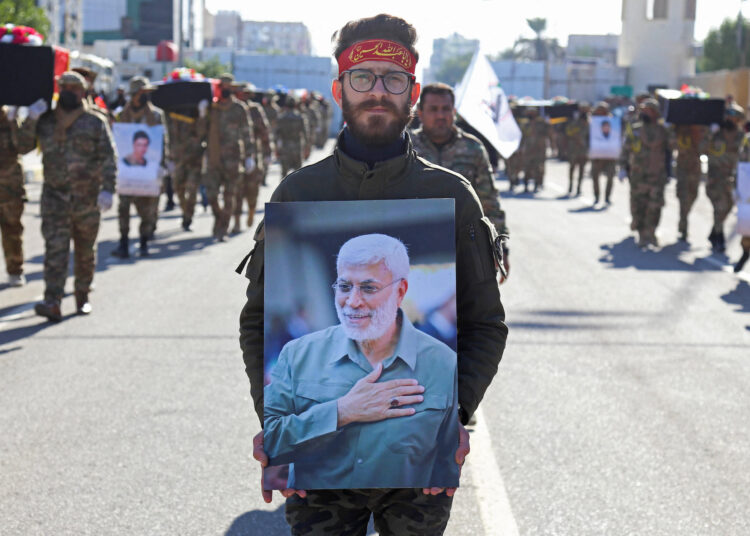 في كربلاء، أثناء مراسم الجنازة في 29 كانون الأول (ديسمبر) 2020، رسم أحد أعضاء الحشد الشعبي صورة القائد أبو مهدي المهندس في حفلة أمريكية.