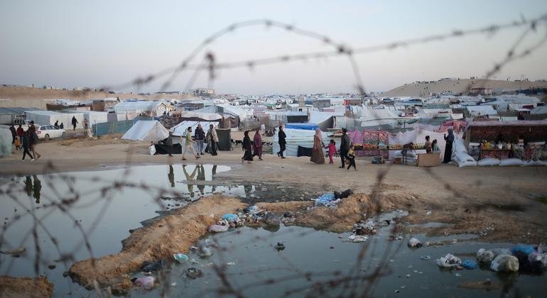 مياه الصرف الصحي والنفايات تتجمع بالقرب من خيام النازحين في رفح، جنوب قطاع غزة.