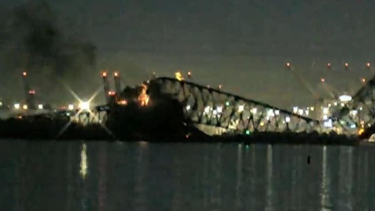 انهيار جسر في بالتيمور بعد اصطدامه الواضح بسفينة شحن