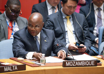 السفير بيدرو كوميساريو أفونسو، ممثل موزمبيق، يلقي كلمة أمام جلسة مجلس الأمن بشأن الحالة في الشرق الأوسط، بما في ذلك قضية فلسطين.