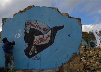بعد مرور 13 عامًا، السوريون في إدلب يدعمون الثورة من خلال فن الشارع ومراقبة السماء والمسيرات
