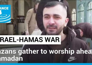 سكان غزة يتجمعون للعبادة قبل شهر رمضان وسط قتال متواصل