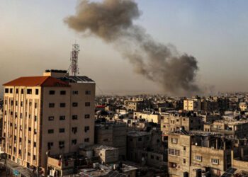 ضربت غارات إسرائيلية قاتلة قطاع غزة بينما يدور قتال عنيف في الشمال والجنوب