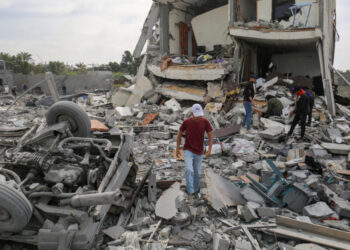 مقتل أكثر من 60 شخصا في غارات على غزة خلال الليل مع استئناف محادثات وقف إطلاق النار