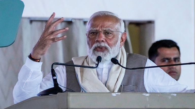 رئيس الوزراء الهندي ناريندرا مودي يتحدث خلال إطلاق مشروع إعادة تطوير أشرم سابارماتي المهاتما غاندي في أحمد آباد، الهند، الثلاثاء، 12 مارس، 2024. (AP Photo/Ajit Solanki)