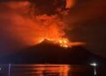 أمرت الآلاف بالفرار من منازلهم بعد أن أدى ثوران بركان في إندونيسيا إلى تحذير من حدوث تسونامي |  اخبار العالم