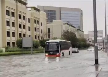 أمطار غزيرة تغمر دبي وتغرق المطار والطرق السريعة