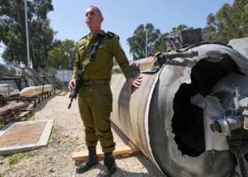 المتحدث العسكري الإسرائيلي دانييل هاغاري يقف بجوار أحد الصواريخ الباليستية الإيرانية التي اعترضتها إسرائيل.  الصورة: ا ف ب