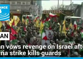 إيران تحيي ذكرى حراسها الذين قتلوا في غارة جوية في سوريا، وتتعهد بالانتقام من إسرائيل