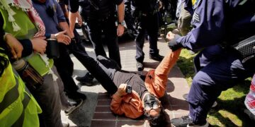 احتجاز أحد المتظاهرين في جامعة جنوب كاليفورنيا.  الصورة: ا ف ب