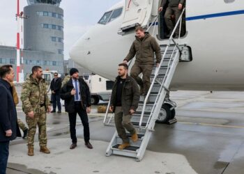 الرئيس زيلينسكي ينزل من الطائرة في مطار رزيسزو-ياسيونكا في بولندا في عام 2022. الموافقة المسبقة عن علم: رويترز