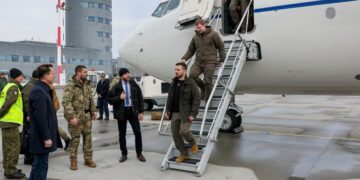 الرئيس زيلينسكي ينزل من الطائرة في مطار رزيسزو-ياسيونكا في بولندا في عام 2022. الموافقة المسبقة عن علم: رويترز