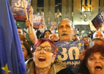 مواطنون يشاركون في وقفة احتجاجية ضد مشروع قانون "وكلاء أجانب" في تبليسي، جورجيا في 17 أبريل 2024. كتب على اللافتات ما يلي: "نعم لأوروبا!  لا للقانون الروسي!" رويترز/إيراكلي جيدينيدزه