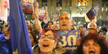 مواطنون يشاركون في وقفة احتجاجية ضد مشروع قانون "وكلاء أجانب" في تبليسي، جورجيا في 17 أبريل 2024. كتب على اللافتات ما يلي: "نعم لأوروبا!  لا للقانون الروسي!" رويترز/إيراكلي جيدينيدزه