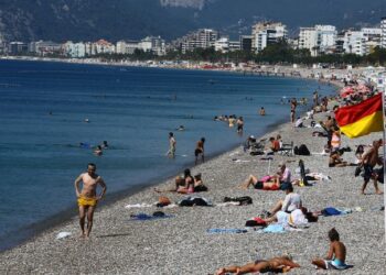 أناس يستحمون على شاطئ كونيالتي وسط تفشي فيروس كورونا في منتجع أنطاليا الجنوبي بتركيا في 19 يونيو 2020. الصورة ملتقطة في 19 يونيو 2020. تصوير: كان سويتورك - رويترز