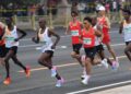 ركض صاحب الرقم القياسي لسباق الماراثون للرجال في الصين جنبًا إلى جنب مع المنافسين الأفارقة السباق بأكمله.  الصورة: ا ف ب