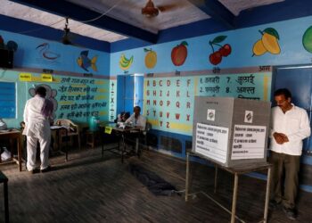 رجل يدلي بصوته في مركز اقتراع في منطقة بيكانير، راجاستان، الهند، 19 أبريل 2024. الصورة: رويترز / أميت ديف
