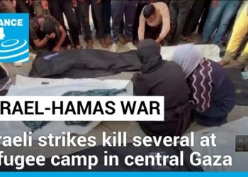 غارات إسرائيلية تقتل عدة أشخاص في مخيم للاجئين وسط قطاع غزة