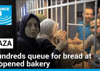 2024-04-20 16:05 المئات من سكان غزة يصطفون للحصول على الخبز أمام مخبز أعيد افتتاحه بعد وصول المساعدات إلى القطاع المحاصر