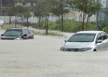 السيارات المتضررة من الفيضانات في دبي.  الصورة: رويترز