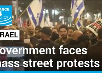 وتزيد الاحتجاجات المتزايدة في إسرائيل الضغط على حكومة نتنياهو