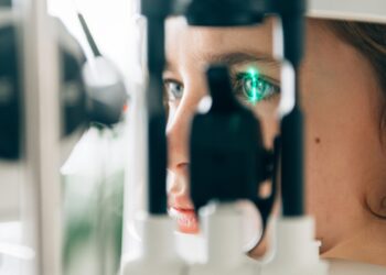 وجد اختبار مستخدم في الدراسة أن بعض الأطباء أسوأ من تقنية ChatGPT في تقديم النصائح حول مشاكل العين