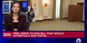 الرئيس بايدن يوقع على مشروع قانون من شأنه أن يحظر TikTok