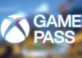 شعار Xbox Game Pass باللون الأبيض المختصر مع توهج أزرق على لقطة الشاشة القتالية غير الواضحة لـ Dungeons of Hinterberg Alps
